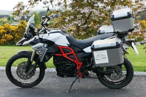 Motorcycle with aluminium panniers