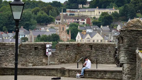 Guitar player on the wall of Londonderry / Derry
