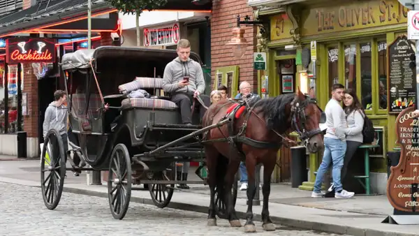 Horse drawn carriage in the city of Dublin