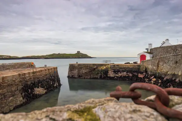 This tiny fishing harbour looks pretty all year round (photo by Conor Luddy on Unsplash)