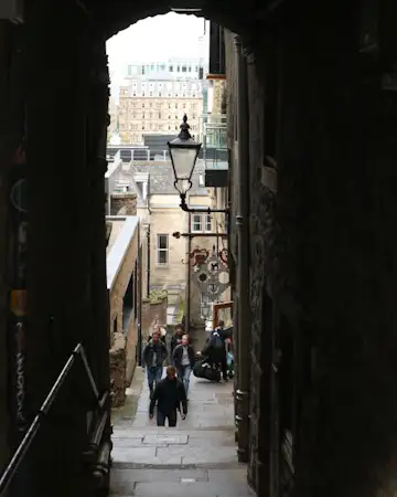 Narrow alley in Edinburgh