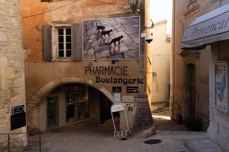 Cats and shops…(Gordes)