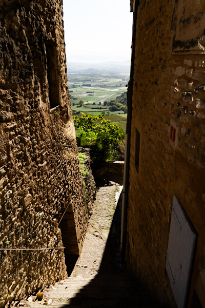 Narrow ways and steep stairs (Gordes)