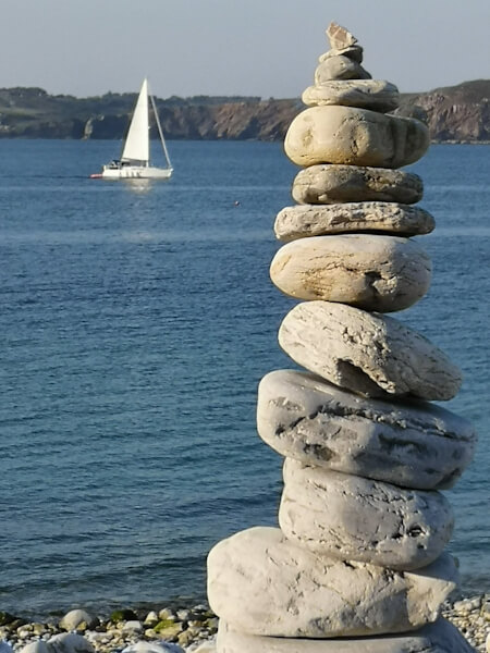 „Modern menhir“ in Bretagne