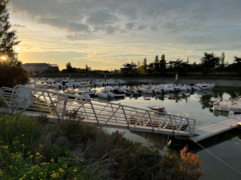 Many stopover places are situated at yacht harbours - makes sense (motorhome camping in France)