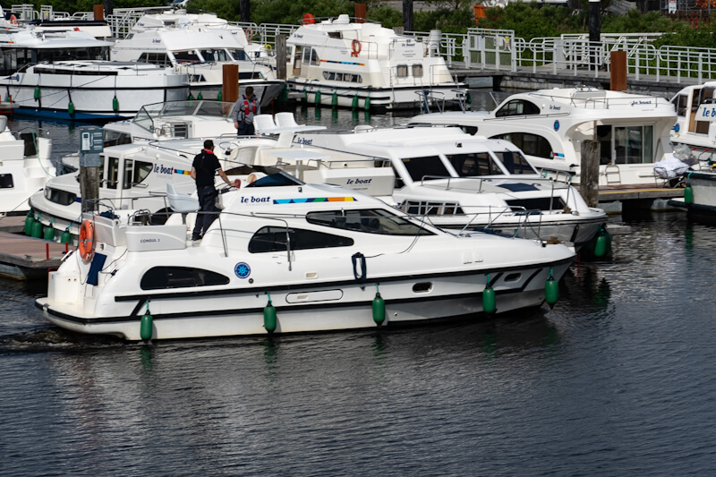 Rental cruiser boats