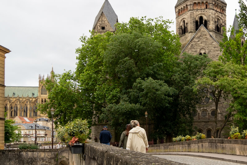 Walking towards Temple Neuf
